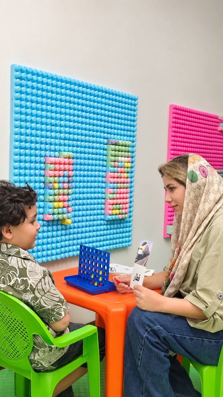 درمانگر کارت تصویری «قطار» را به کودک نشان میدهد